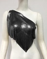 Detail eines dunkelgrauen Pailletten-Tops aus Metallgewebe mit asymmetrischer Kette - Einheitsgröße / Schwarz