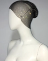 Dettaglio di un foulard a rete elastica nera con strass luccicanti per le feste - Stile Turbante con Nodo / Nero