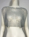 Primo piano del crop top in maglia di strass argento scintillante con dettagli metallici - Taglia unica / Argento
