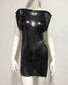 Detail van de zwarte metalen paillettenstof op een sexy mouwloze bodycon jurk - Eén maat / Zwart