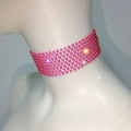 Gros plan sur un choker en strass rose brillant à plusieurs rangées pour mode punk - 8 Rangées / Rouge Rose