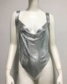 Dettaglio del top con paillettes metalliche argentate con maglia metallica e scollo a cappuccio - Taglia unica / Argento