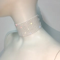 Détail d'un collier choker à plusieurs rangées de strass brillants sur un mannequin blanc - 12 rangées / Blanc
