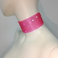 Vue détaillée d'un collier choker large rose fuchsia serti de strass brillants - 12 rangées / Rouge Rose