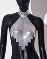 Detail van sprankelende zilveren metalen mesh haltertop met pailletten afwerking - Eén maat / Zilver