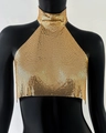 Detailaufnahme des goldenen Pailletten-Haltertops mit Kettenhemd-Textur und Glanzeffekt - Gold