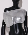 Makroaufnahme von silbernem Metallnetzgewebe mit glitzernden Pailletten und Textur - Einheitsgröße / Silber