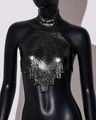 Detail van zwarte haltertop met metalen lovertjes en een geometrische zoom van mesh - Eén maat / Zwart