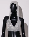 Detailansicht der silbernen Strass-Netzstruktur und des Kapuzen-Halterneck-Designs - Einheitsgröße / Silber