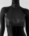 Makroaufnahme eines schwarzen Pailletten-Crop-Tops mit Stehkragen und Metallstruktur - Schwarz