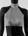 Detailansicht eines silbernen Pailletten-Halter-Tops aus Metallgewebe auf einer Schaufensterpuppe - Silber
