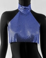 Détail du haut court dos nu en maille métallique bleue avec des paillettes brillantes - Bleu saphir