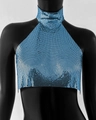 Gros plan sur le tissu en maille métallique bleu vif du haut à col licou montant - Bleu lac