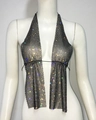 Detailansicht des schwarzen Halterneck-Tops aus Strass-Netz mit tiefem V-Ausschnitt und Kristallen - Einheitsgröße / Schwarz