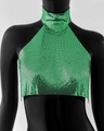Gros plan sur le tissu en maille pailletée vert vif d'un crop top dos nu chic - Vert