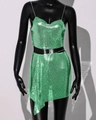 Détail d'un ensemble deux pièces vert à paillettes avec chaînes et mini-jupe froncée - Taille unique / Haut Et Bas / Vert