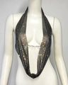 Nahaufnahme des schwarzen Mesh-Neckholders mit bunten Strasssteinen und silberner Kette - Einheitsgröße / Schwarz