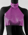 Detail von fuchsiafarbenem Pailletten-Metall-Crop-Top mit Neckholder und Spiegelreflexion - Lila