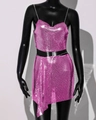 Détail de l'ensemble deux pièces à paillettes fuchsia avec chaînes argentées et maille métal - Taille unique / Haut Et Bas / Rose rouge