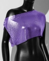 Detailansicht der lila Metall-Pailletten-Struktur eines asymmetrischen Crop-Tops - Einheitsgröße / Lila