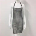 Detail eines silbernen Strass-Netzkleides mit Neckholder und körpernaher Passform - Halter Kleid / Schwarzes Kleid