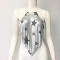 Vista dettagliata del top all'americana in mesh argentato con paillettes e stelle nere - S / Stella Argento