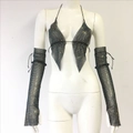 Dettaglio del top bikini in rete di strass olografici e maniche abbinate con fori per i pollici - S / Nero