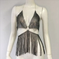 Dettaglio del top all'americana a rete con strass neri e catene a frange metalliche - S / Nero