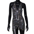 Detail van een sexy bodycon halterjurk met fonkelende strass-steentjes op gaas - Eén maat / Zwart