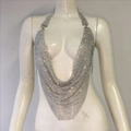 Detalle de cadena corporal de malla metálica con cristales plateados y diseño halter - S / Plateado