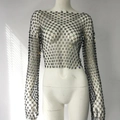 Gros plan d'un haut court en maille noire avec strass colorés brillants pour la fête - S / Noir