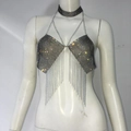 Dettaglio delle frange di strass scintillanti e del choker mesh sul top da festa - S / Nero