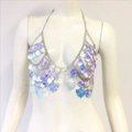 Detail von Neckholder-Top mit schillernden Muschel-Pailletten und Metallkette für Partys - Einheitsgröße / Holografisches Purpurblau