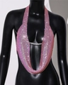 Détail macro du haut en maille strass rose avec connecteur en chaîne argentée - Taille unique / Rose