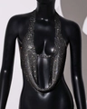 Nahaufnahme des funkelnden Strass-Neckholder-Tops mit silbernem Metallkettenverschluss - Einheitsgröße / Schwarz