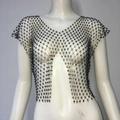 Nahaufnahme des schwarzen Netz-Crop-Tops mit funkelnden bunten Strasssteinen - S / Schwarz
