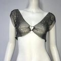 Dettaglio del crop top a rete nero con strass e connettore in metallo a cuore - S / Nero