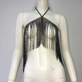 Vue détaillée du bijou de corps à franges strass noir sur un mannequin blanc - S / Haut Dos Nu Glands Strass