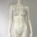 Vista detallada del top de rejilla con pedrería plateada y set bikini halter - S / Blanco
