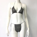 Dettaglio del set bikini in maglia grigio canna di fucile con strass e trama a catena - S / Nero