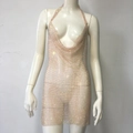 Detalle del vestido de malla halter con pedrería brillante y tejido dorado champán - S / Color Piel