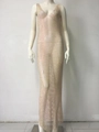 Detalle de vestido de rejilla elástico con pedrería y malla brillante con escote en V - S / Color Piel