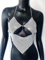 Detail von silbernem Pailletten-Halter-Top mit Metallketten und schimmernder Textur - S / Silber