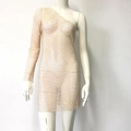 Detail van de champagne mesh jurk met fonkelende strass-steentjes en elegante schuine schouder - S / Champagnegoud