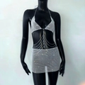 Dettaglio del set con top a fascia e minigonna in maglia di strass scintillanti - S / Bianco