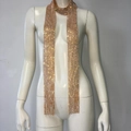 Detalle de bufanda con borlas de diamantes de imitación oro champán y flecos metálicos - Dorado