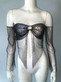 Dettaglio del top a rete nero con paillettes colorate e maniche lunghe con spalle scoperte - S / Nero