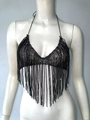 Detail eines sexy schwarzen Halter-Tops mit funkelnden Strass-Fransen für Musikfestivals - S / Schwarz