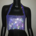 Détail du haut court violet en strass avec maille métallique et cristaux étincelants - Taille unique / Bleu saphir