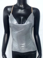 Dettaglio del top con paillettes argento con scollo a V e trama metallica drappeggiata - S / Argento